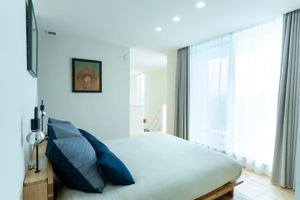 3層吹き抜けの住めるアートギャラリーの寝室