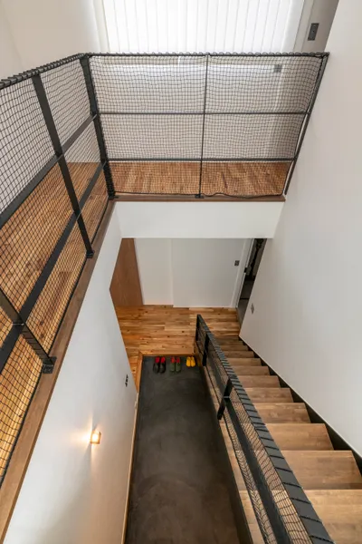 ゲートが迎える家の吹き抜け・階段