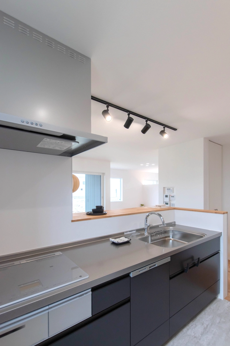 光と風が巡る温もりの平屋のキッチン