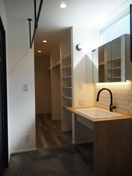 愛犬もワクワクするような土間がつながる平屋のクローゼット・洗面所