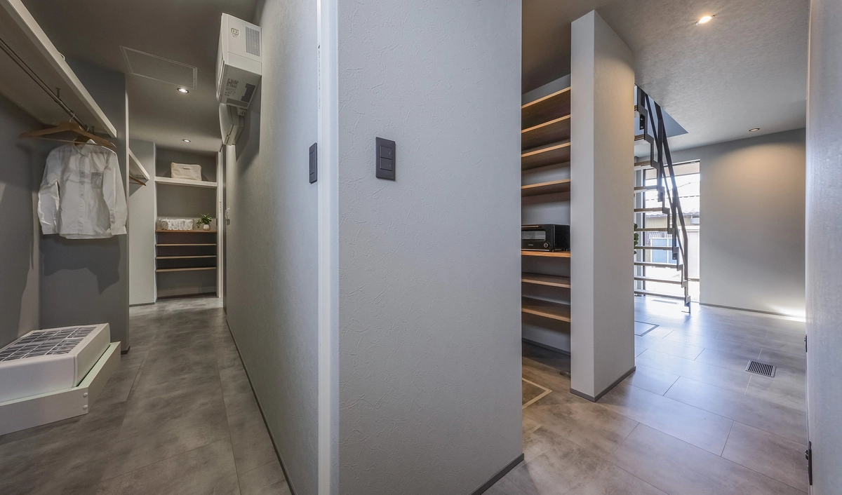 空へ抜けるグレーの家のクローゼット・収納スペース