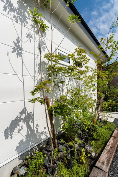 日常に彩りを添える緑の景色を眺める平屋の外観