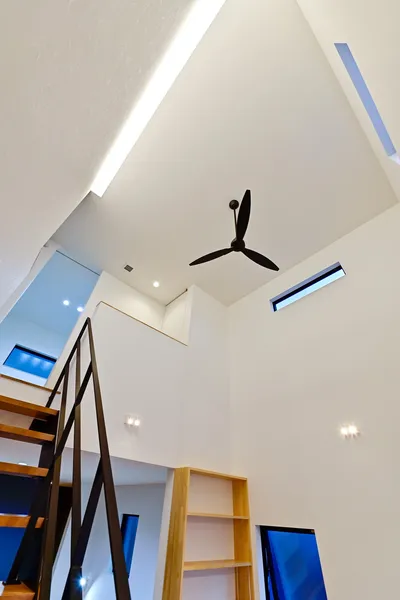 大人数で楽しめる マルチ装置をもつ家の吹き抜け