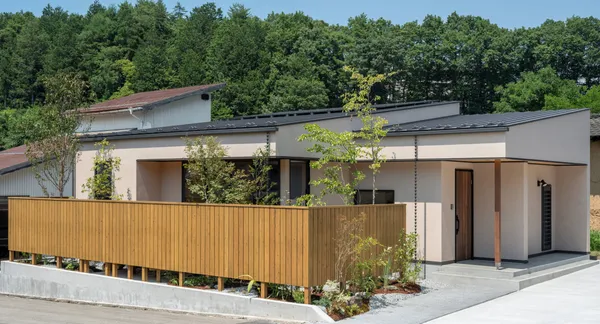 風景に溶け込むコンパクト平屋の外観