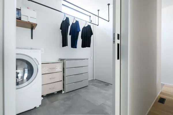 シンプルで飽きの来ない モダンな家の家事スペース