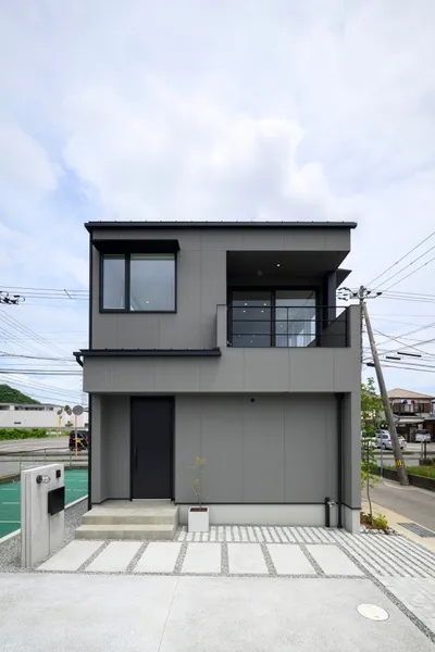 景色と家族がつながるコンパクトな家の外観