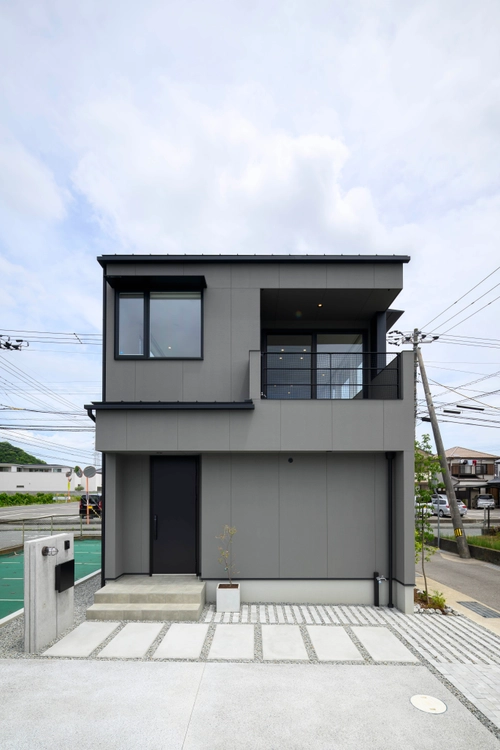 景色と家族がつながるコンパクトな家の外観