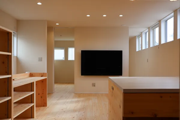 素材を生かす、店舗併用住宅のリビング・ダイニング・キッチン