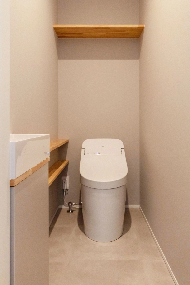おおきな庭を持つちいさな住まいのトイレ