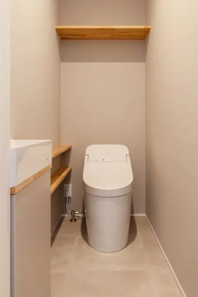 おおきな庭を持つちいさな住まいのトイレ