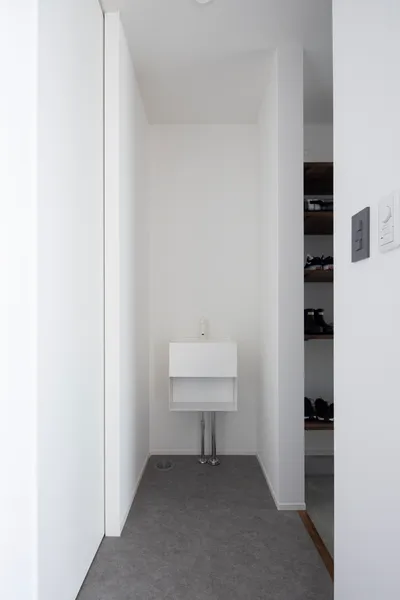 空を切り取る小さな箱のクローゼット・洗面所