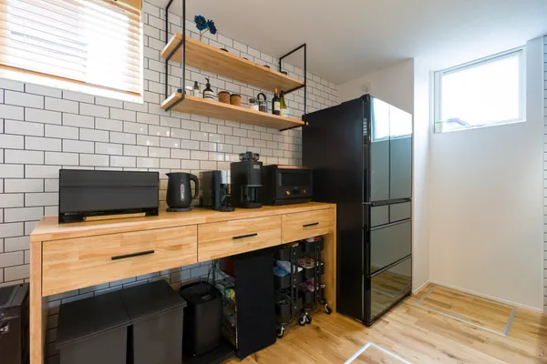 狭小地に建つ 空と光の家のキッチン・収納スペース・アクセントウォール