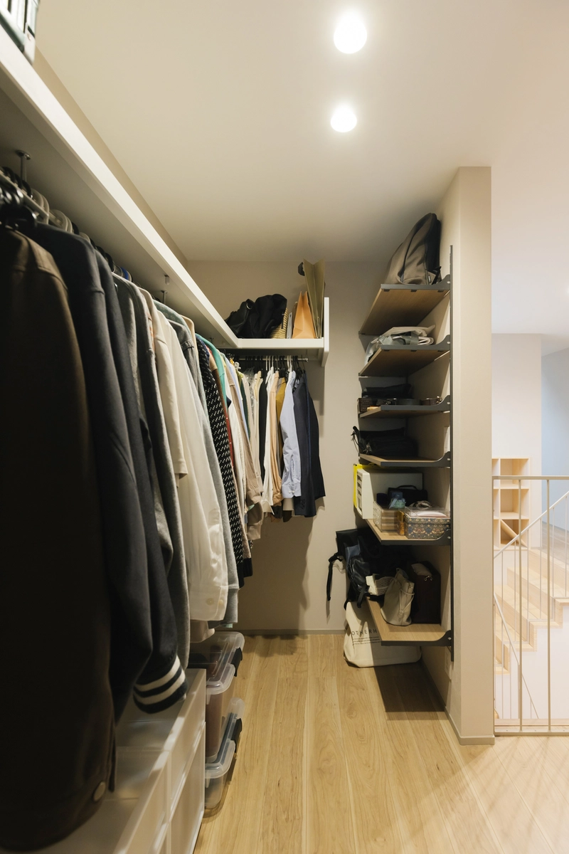 陽のぬくもりと生活する北欧モダンハウスのクローゼット