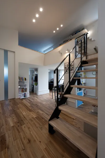 親子で暮らす時間を慈しむ 5つの床が連なる平屋の階段