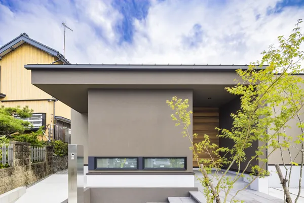 中庭とリビングと そのあいだを楽しむ平屋の外観