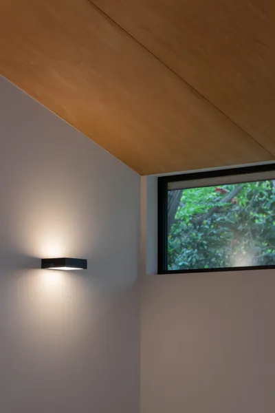 外に閉じ内に開く中庭のある平屋の照明