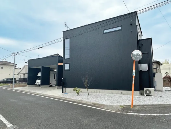 ガレージと2つの階段で 家族と趣味の最適空間の外観