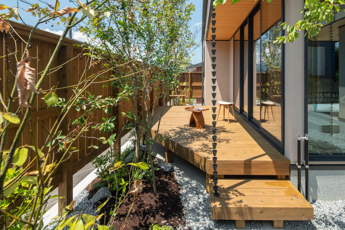 風景に溶け込むコンパクト平屋の外観・庭・中庭