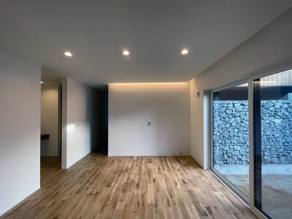 プライバシーを考慮した街と緩やかに繋がる平屋のリビング・庭・中庭