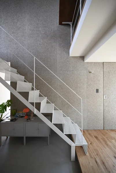 中間領域で周囲にそっと心を開く住まいの階段