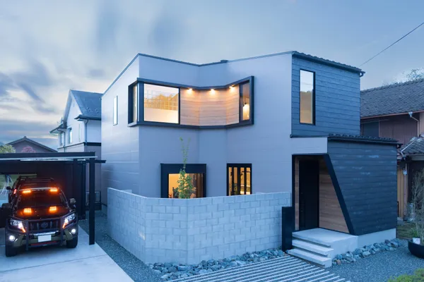 中庭のある美術館のように美しい住まいの事例トップ画像