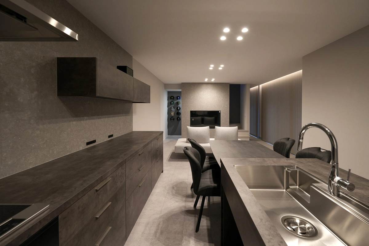 土間とテラスが続く家のキッチン