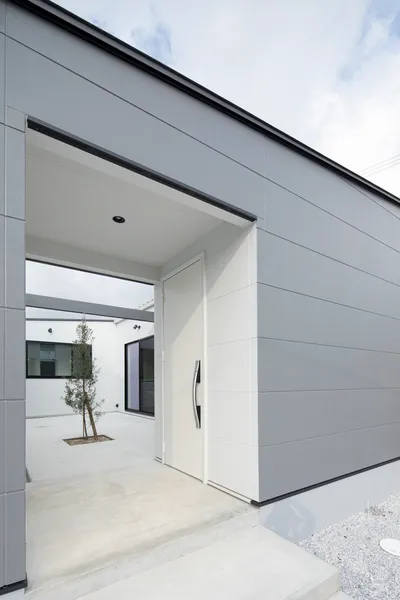 空を切り取る小さな箱の庭・中庭