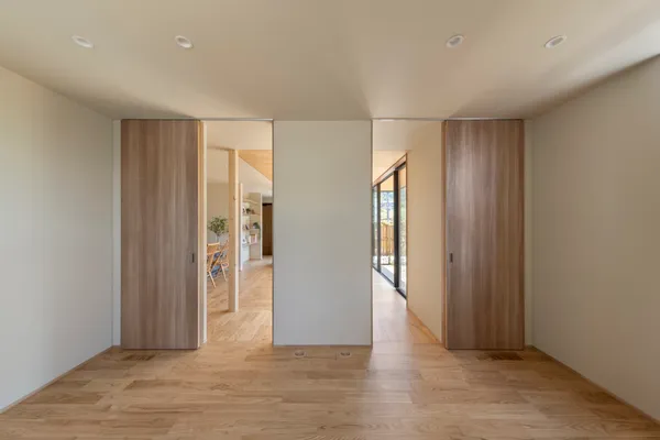 風景に溶け込むコンパクト平屋の寝室・子供部屋・趣味室