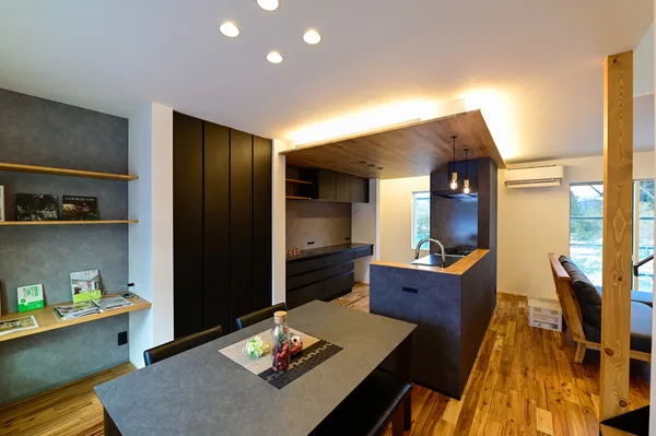 眺望も庭 二つ庭のある家のダイニング・キッチン