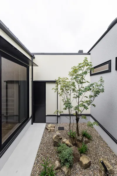 家族と景色を包み込む平屋の庭・中庭