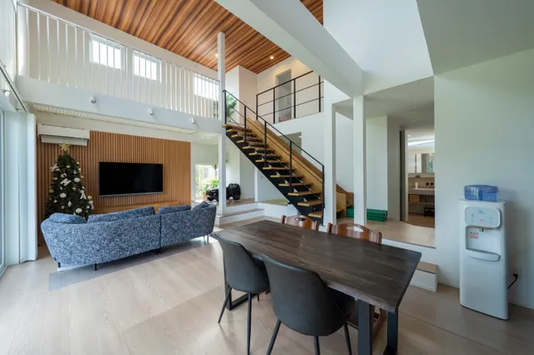思い出を刻む、遊び心の住まいのリビング・ダイニング・吹き抜け