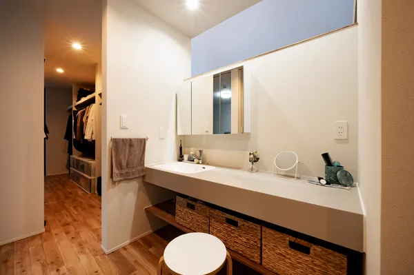 がけ上からの光をつかまえる平屋の洗面所