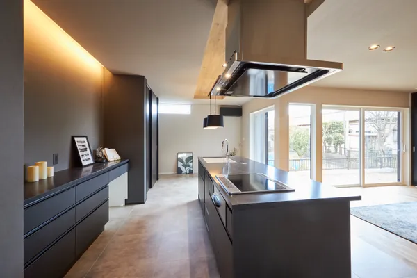 家族が望んだ大空間と自慢の回遊動線のキッチン・収納スペース