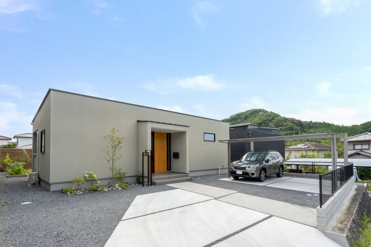 L型+庭の家の外観