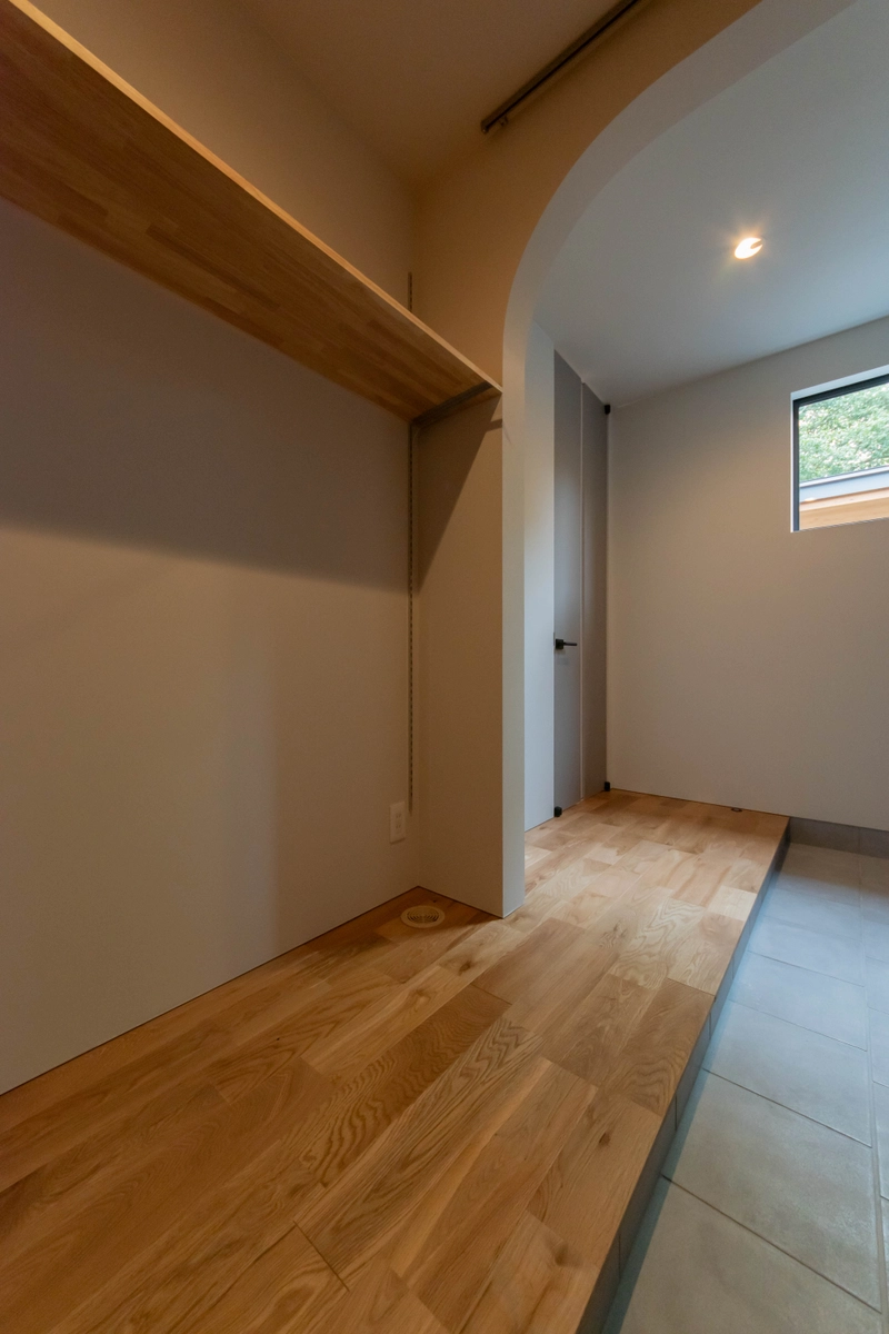 外に閉じ内に開く中庭のある平屋の収納スペース