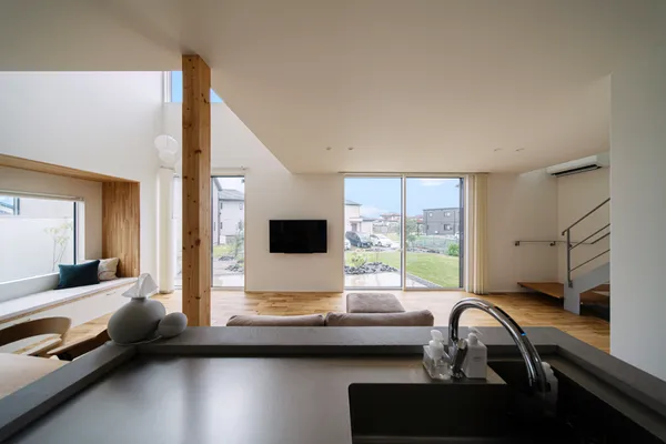 見え隠れを楽しむ家のリビング・キッチン