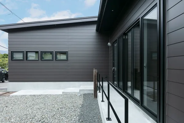 シンプルなデザインに暮らす平屋の外観