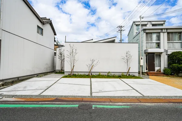 親子で暮らす時間を慈しむ 5つの床が連なる平屋の外観