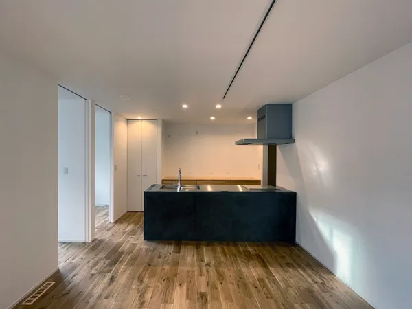 プライバシーを考慮した街と緩やかに繋がる平屋のキッチン・収納スペース