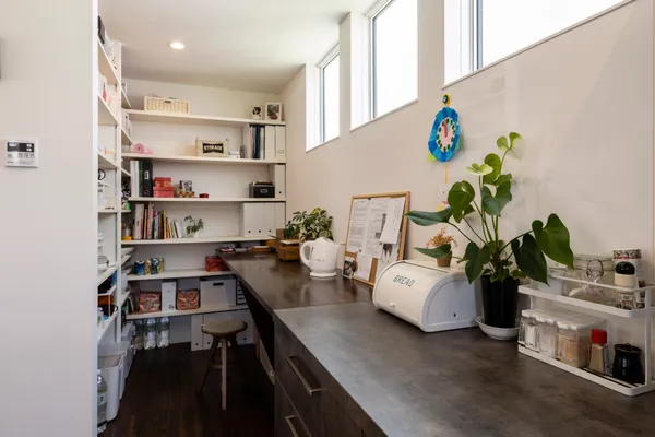 仕事場と居住空間が土間で繋がる家のワークスペース