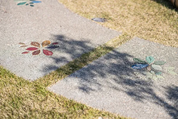庭のある暮らし 草花に囲まれた田園の家の庭・中庭