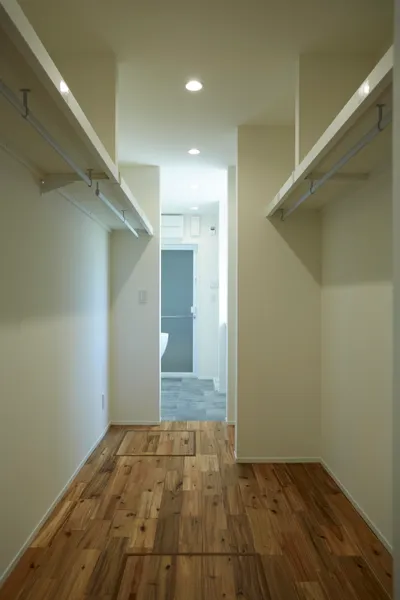 ウッドデッキで家族が集う L字型の平屋のクローゼット・収納スペース