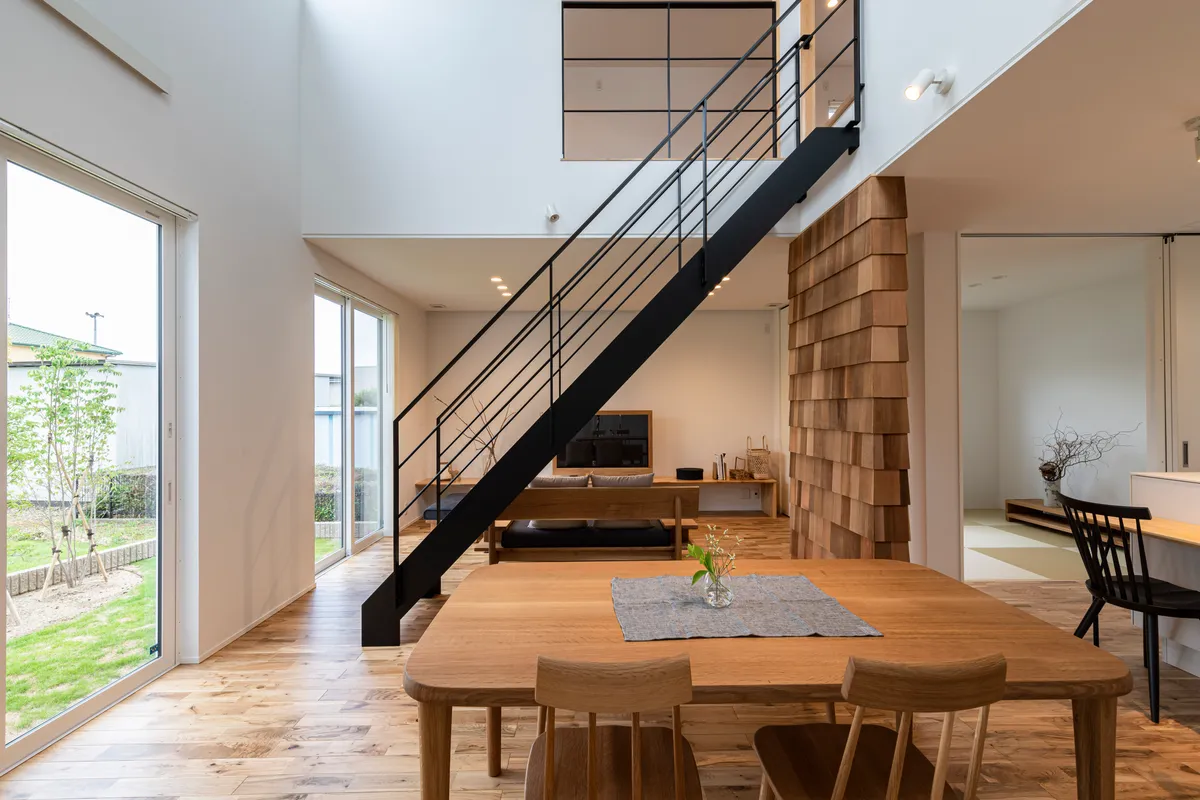 広々LDKに階段の魅力を感じる家 事例トップ画像