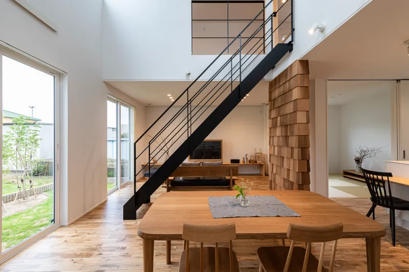 広々LDKに階段の魅力を感じる家 事例トップ画像