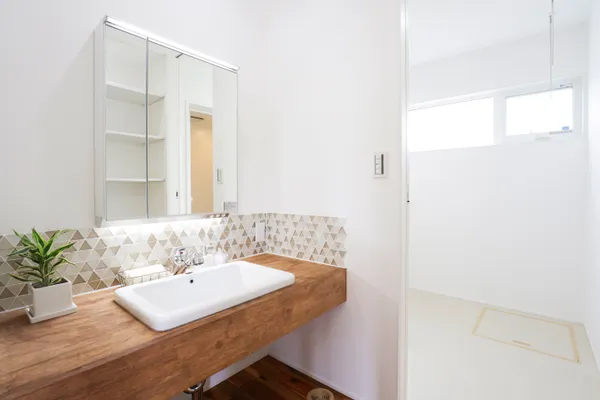 家族が集まる のびやかな平屋建ての家の洗面所