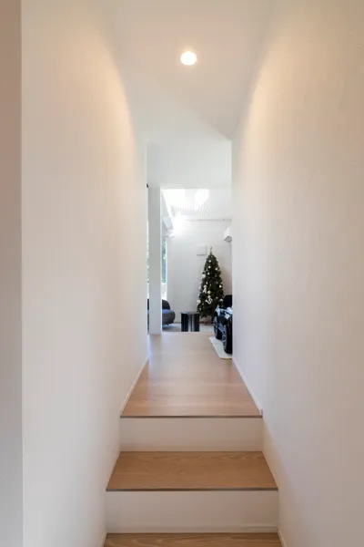 思い出を刻む、遊び心の住まいの廊下