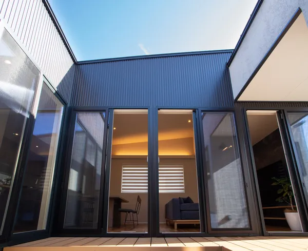 2つのL字で囲む平屋のコートハウスの庭・中庭