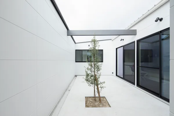 空を切り取る小さな箱の庭・中庭