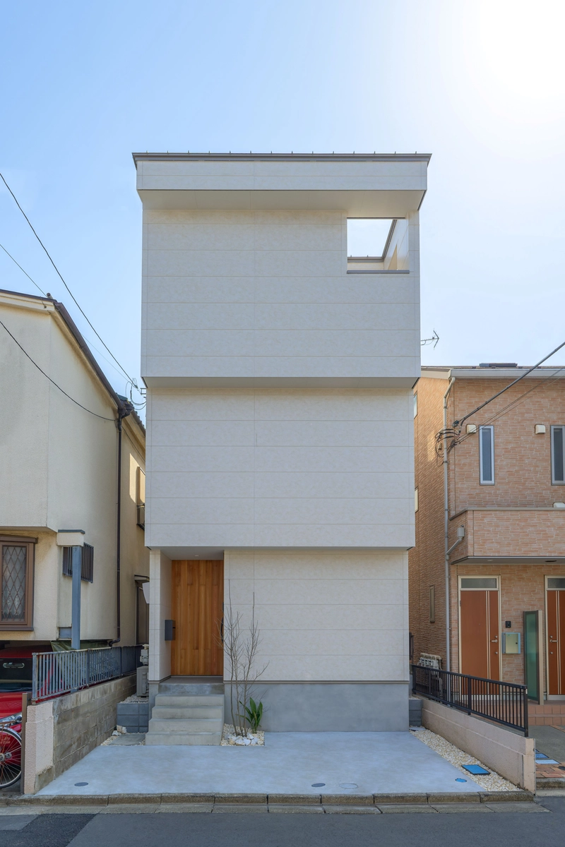 2階にパティオのある家の外観