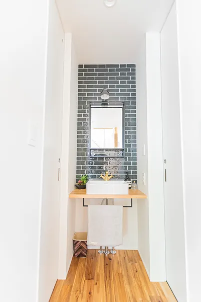 猫と暮らす 陽だまりの家の洗面所